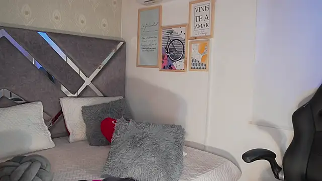 Naomi-Gray online show from 04.16.26