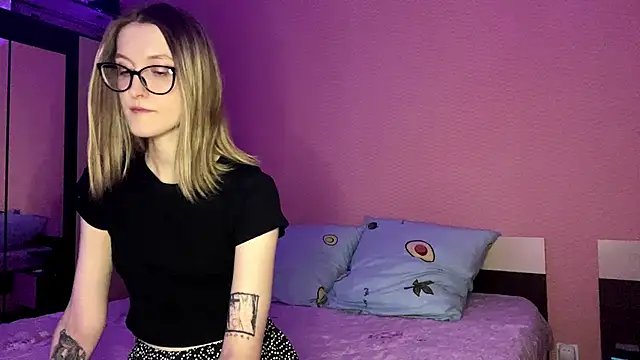 Julia Charm online show from 04.06.26