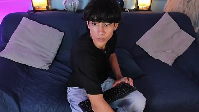 Snapshot of Cheys_Mast chatting on 03.17.26 Cheys Mast online show from 03.17.26