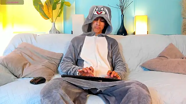 Snapshot of Cheys_Mast chatting on 04.14.26 Cheys Mast online show from 04.14.26