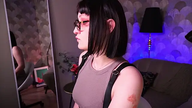 Velvet Lily online show from 04.03.26