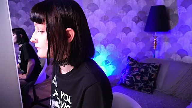 Velvet Lily online show from 04.04.26