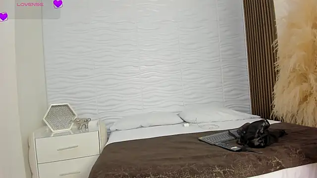 AlondraSoomer online show from 04.05.26