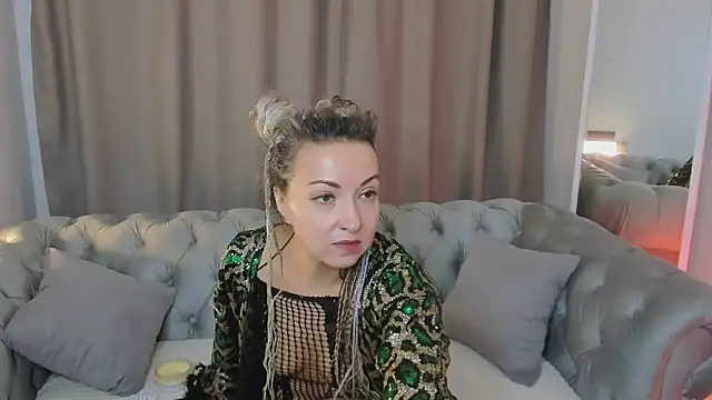 Lar Queen online show from 04.08.26