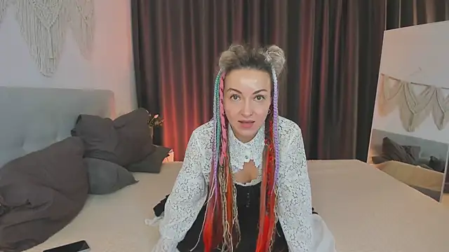 Lar Queen online show from 04.10.26