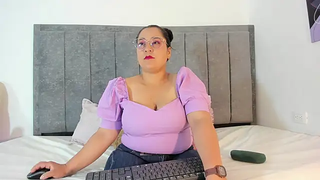 Reina Mia1 online show from 04.04.26