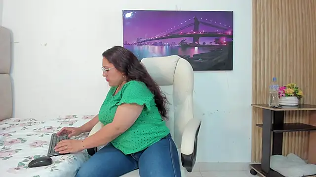 Reina Mia1 online show from 04.16.26