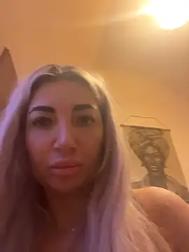 SnowyElsaa online show from 04.02.26