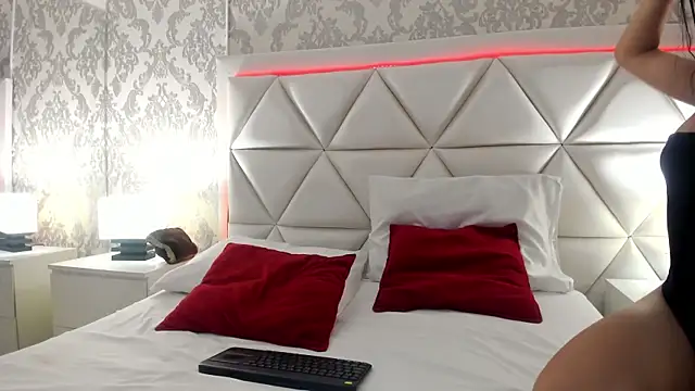 Snapshot of AlexaGiraud chatting on 04.07.26 AlexaGiraud online show from 04.07.26