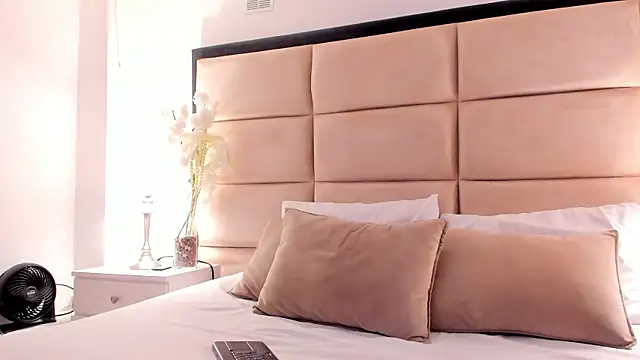 Snapshot of AlexaGiraud chatting on 04.11.26 AlexaGiraud online show from 04.11.26