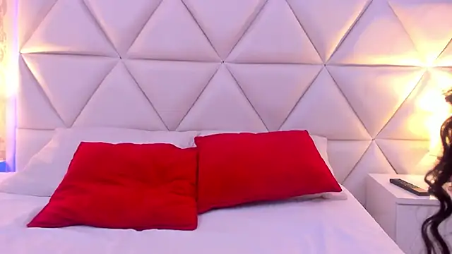 Snapshot of AlexaGiraud chatting on 04.15.26 AlexaGiraud online show from 04.15.26