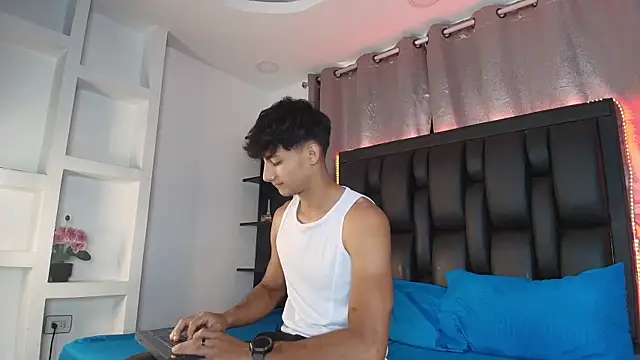 Snapshot of MaxiimoRomano_ chatting on 06.17.26 MaxiimoRomano online show from 06.17.26
