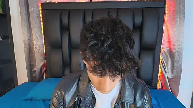 Snapshot of MaxiimoRomano_ chatting on 06.19.26 MaxiimoRomano online show from 06.19.26