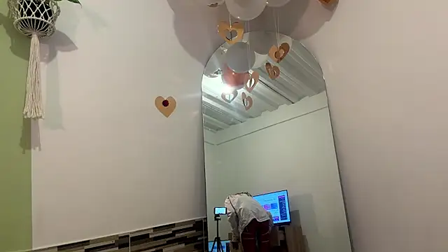 Snapshot of Julieta_Jol chatting on 06.19.26 Julieta Jol online show from 06.19.26