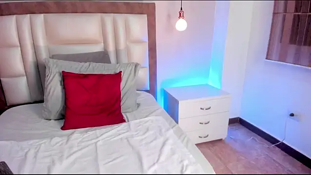 AnnieBlluee online show from 04.14.26