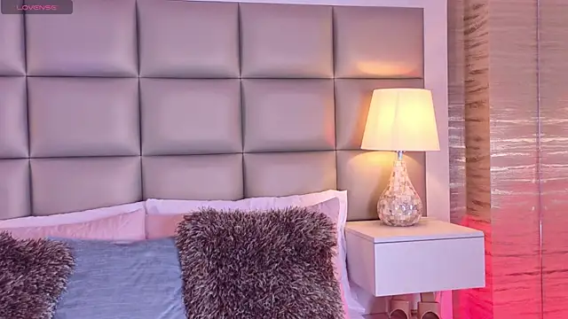 MiaNeill online show from 04.04.26