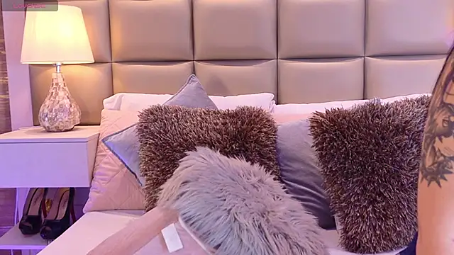 MiaNeill online show from 04.06.26