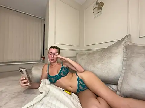 Lola RaeX online show from 04.16.26