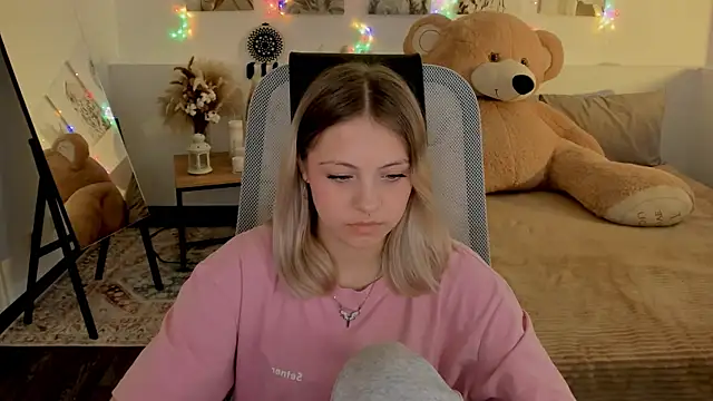 Snapshot of BlossomVibe chatting on 04.13.26 BlossomVibe online show from 04.13.26