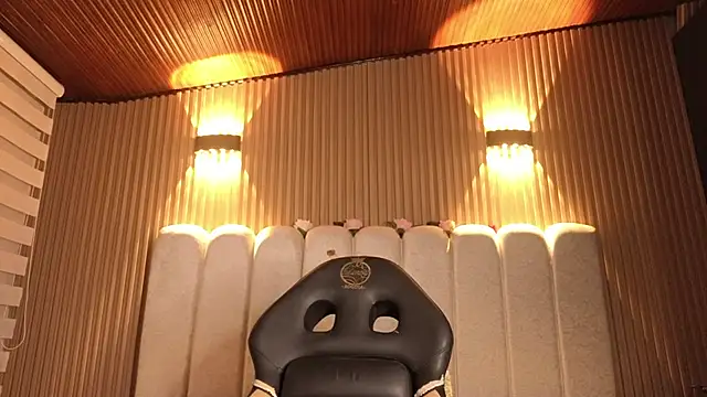 Snapshot of Melannyy_V chatting on 04.13.26 Melannyy V online show from 04.13.26