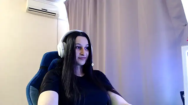 Snapshot of RiffedEye chatting on 04.06.26 RiffedEye online show from 04.06.26