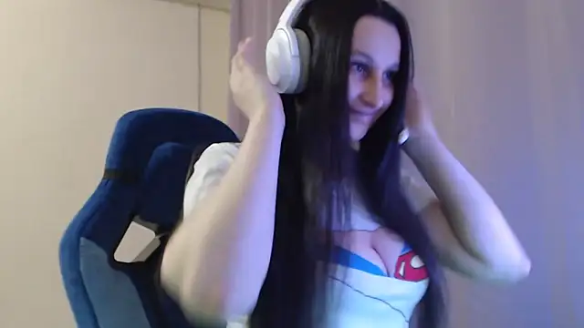 Snapshot of RiffedEye chatting on 04.15.26 RiffedEye online show from 04.15.26