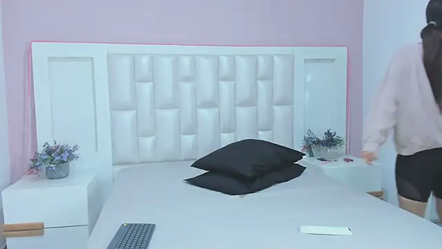 Snapshot of KylieLumi chatting on 04.02.26 KylieLumi online show from 04.02.26