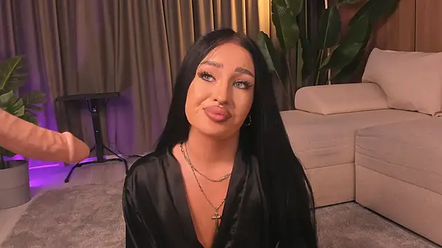 Snapshot of EmeraldKat chatting on 04.15.26 EmeraldKat online show from 04.15.26