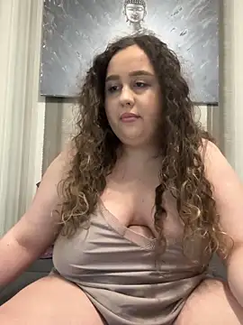 CurlyMaddie online show from 04.20.26