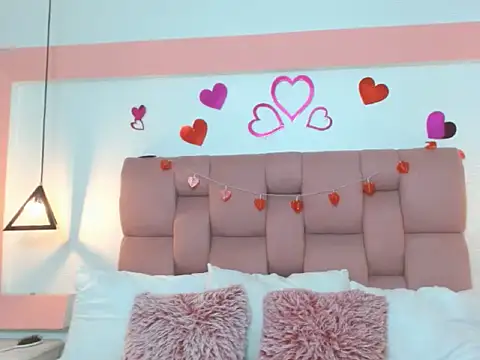 Keilafoxx18 online show from 04.15.26