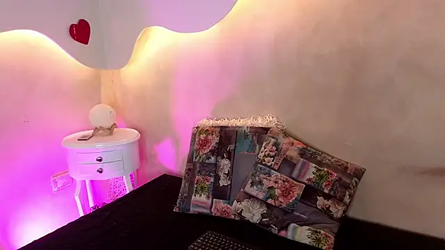 BellaRouxxx online show from 04.24.26