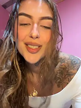Snapshot of miiabellovic chatting on 05.28.26 miiabellovic online show from 05.28.26