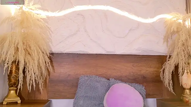 lara curly online show from 04.09.26