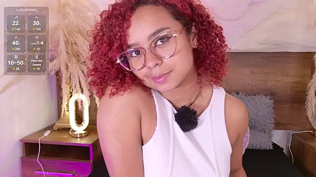 Snapshot of lara_curly chatting on 04.17.26 lara curly online show from 04.17.26
