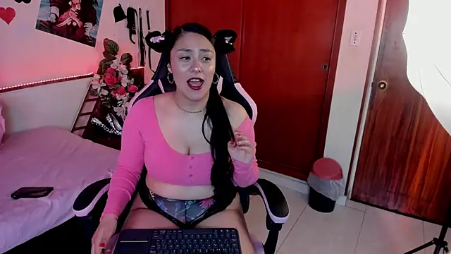 Snapshot of CristalZafiro chatting on 04.11.26 CristalZafiro online show from 04.11.26