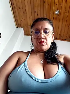 Snapshot of Mielx chatting on 04.15.26 Mielx online show from 04.15.26