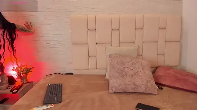 laurakane  online show from 04.11.26