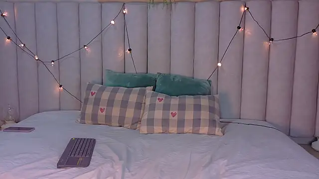 AhslyEvans   online show from 04.02.26