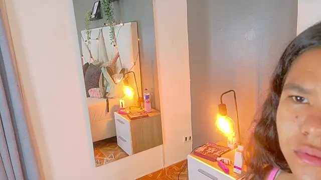 AhslyEvans   online show from 04.10.26