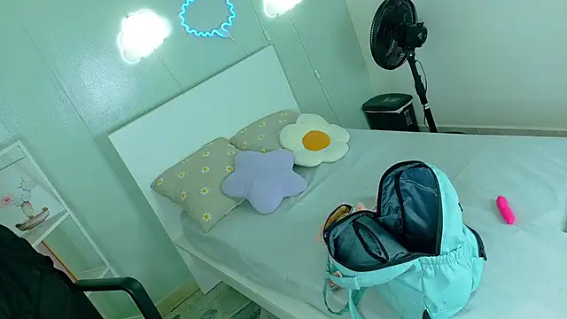 AhslyEvans   online show from 04.12.26