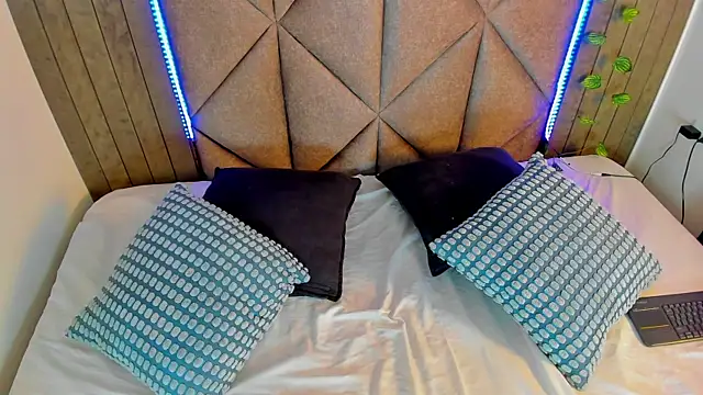 AhslyEvans   online show from 04.14.26