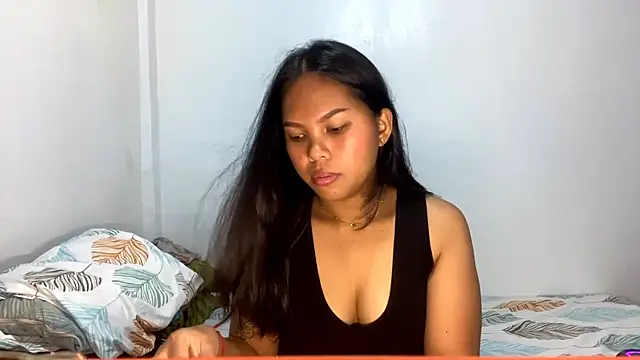 Snapshot of CorrinaThach chatting on 04.13.26 CorrinaThach online show from 04.13.26