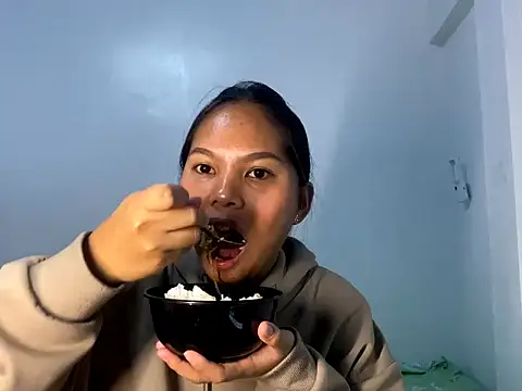 Snapshot of CorrinaThach chatting on 04.15.26 CorrinaThach online show from 04.15.26