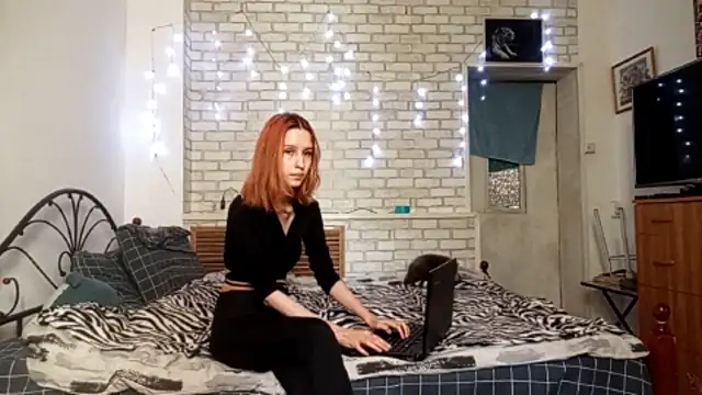 Snapshot of SirenFrost chatting on 04.02.26 SirenFrost online show from 04.02.26