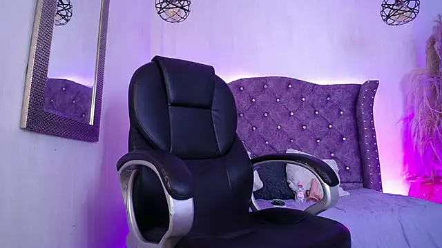 Snapshot of Lizza_Jones chatting on 04.09.26 Lizza Jones online show from 04.09.26