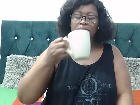 Curves2Devour online show from 04.13.26