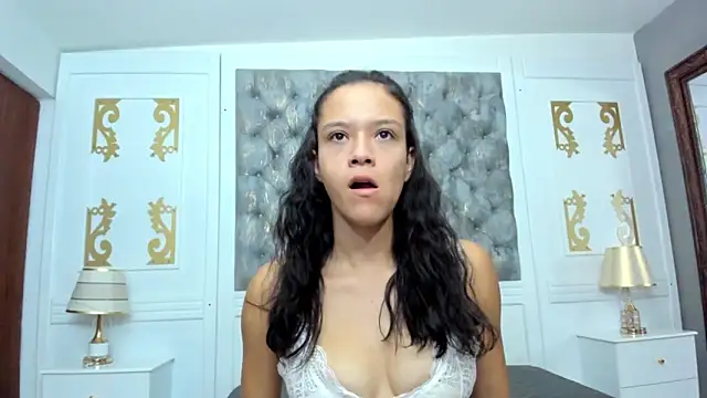 LunaWarner18 online show from 04.04.26