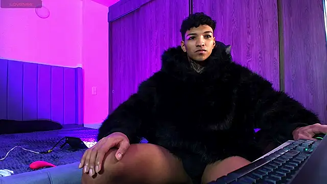 im Usuga online show from 04.17.26