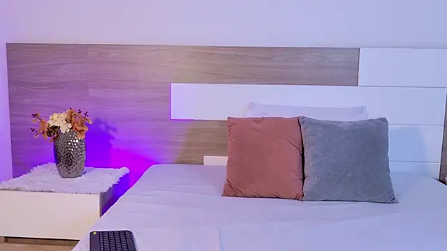 Snapshot of LindaBenetti chatting on 04.09.26 LindaBenetti online show from 04.09.26