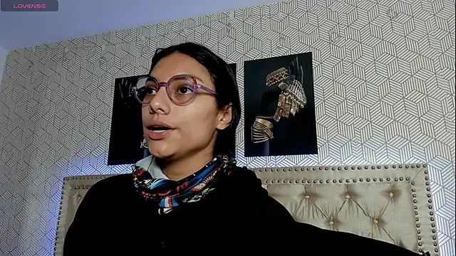 Snapshot of ValeAlvarez_ chatting on 04.14.26 ValeAlvarez online show from 04.14.26